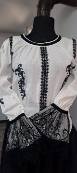 Bluză tradițională reinterpretată, cu broderie și dantelă