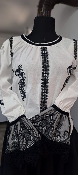 Bluză tradițională reinterpretată, cu broderie și dantelă
